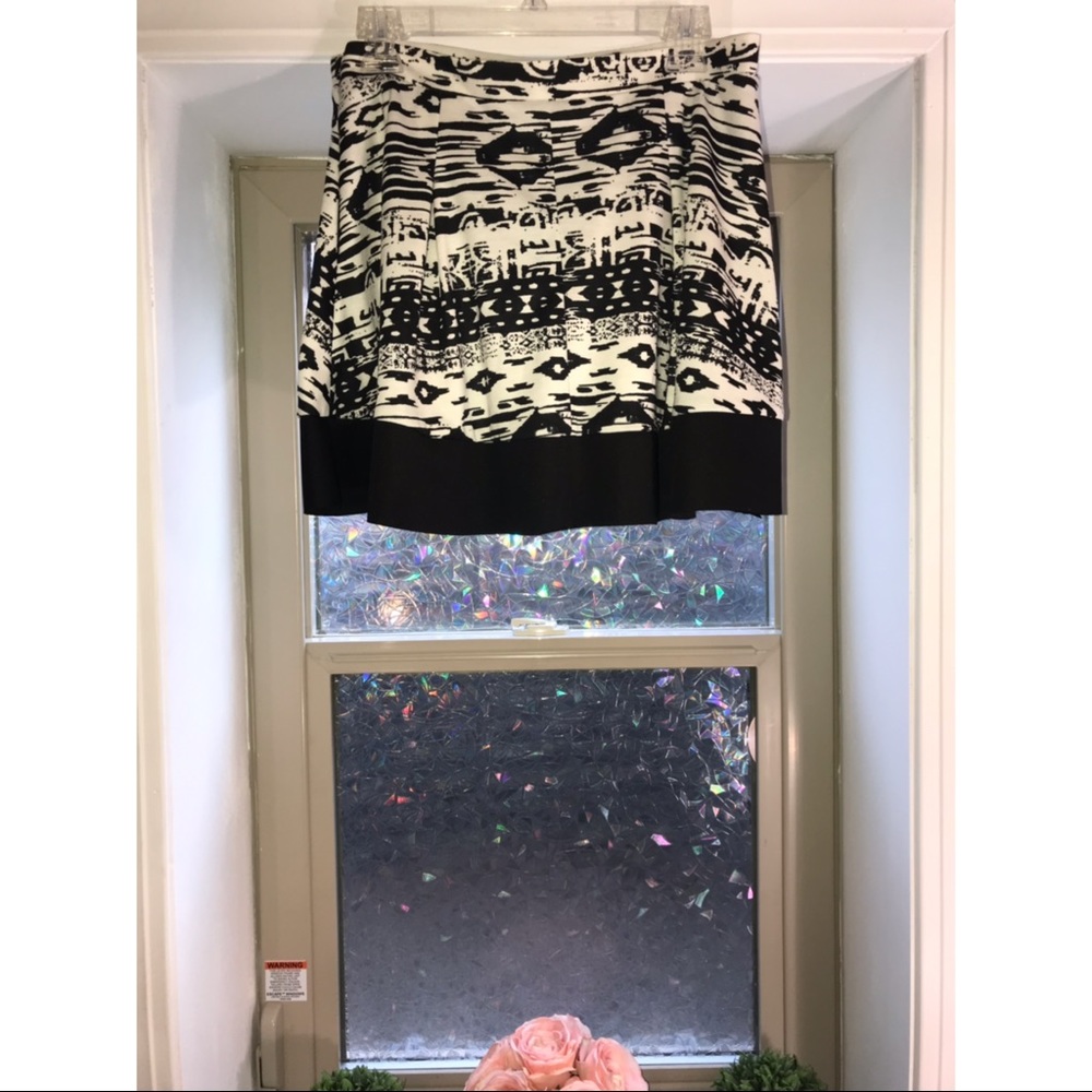 NWT-Patterned skirt.
